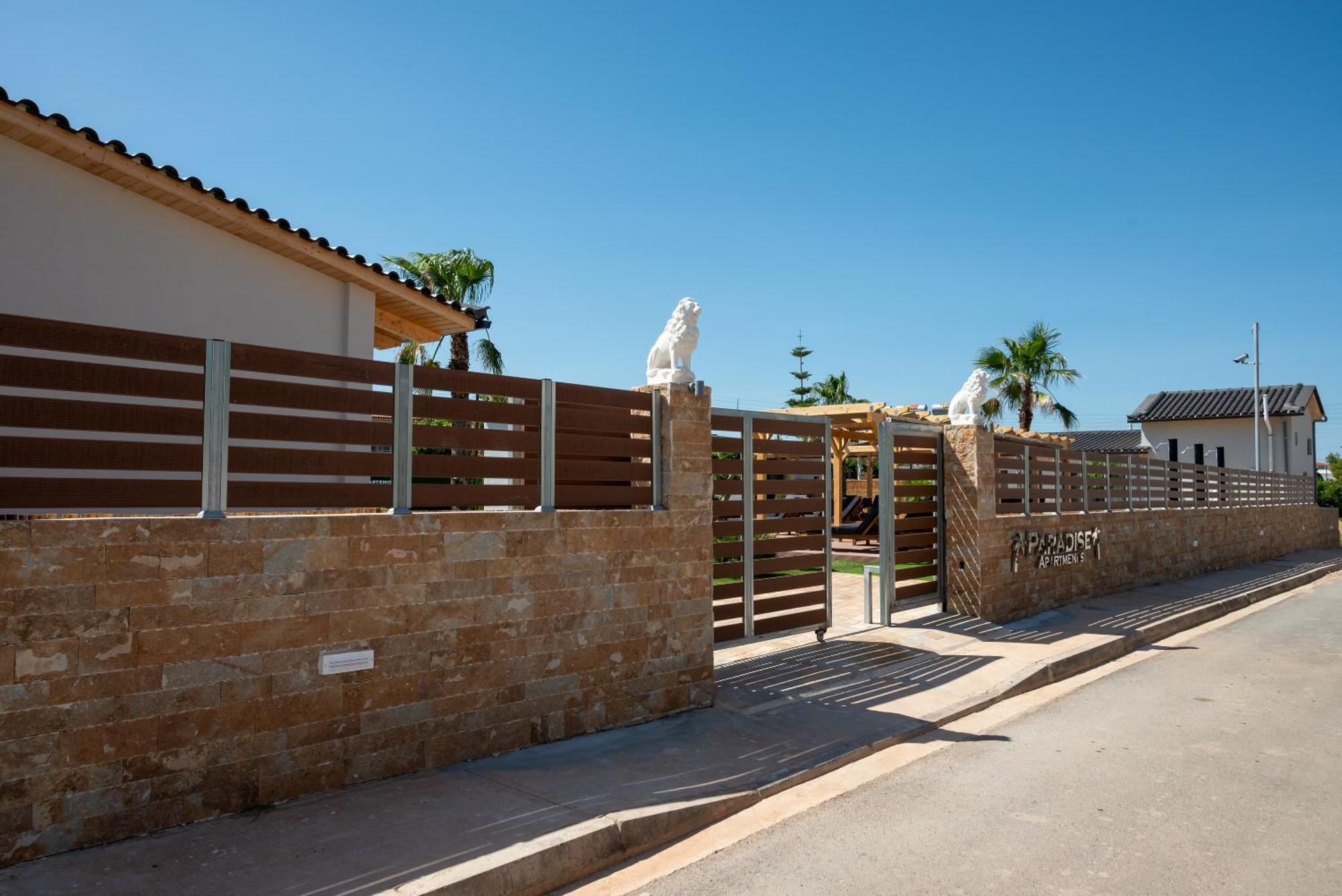 Paradise Apartments Artemida Екстериор снимка