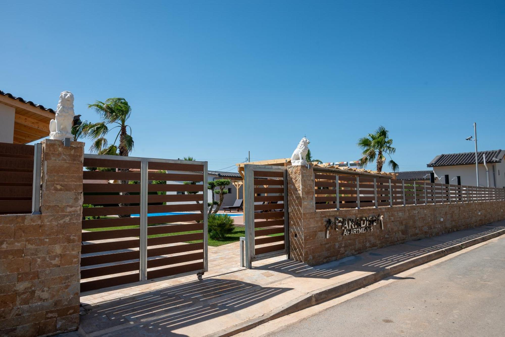 Paradise Apartments Artemida Екстериор снимка